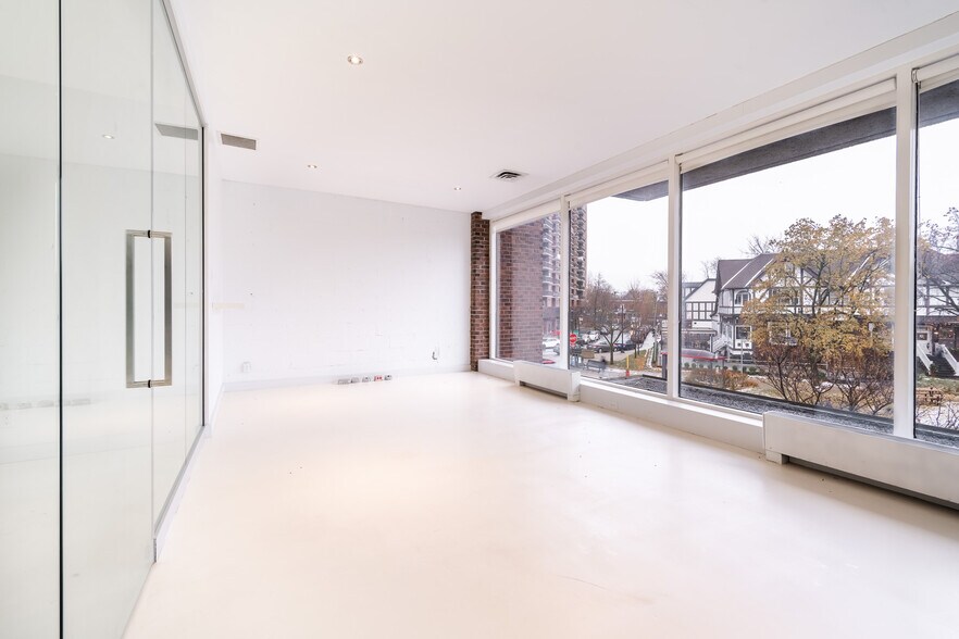 More Photos Of 570-572 Av Victoria, Saint-lambert Bank For Lease