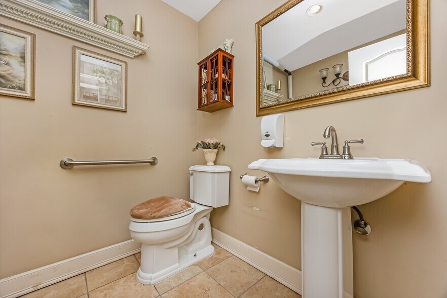 More Photos Of 645 Middle Country Rd, Middle Island Office For Sale