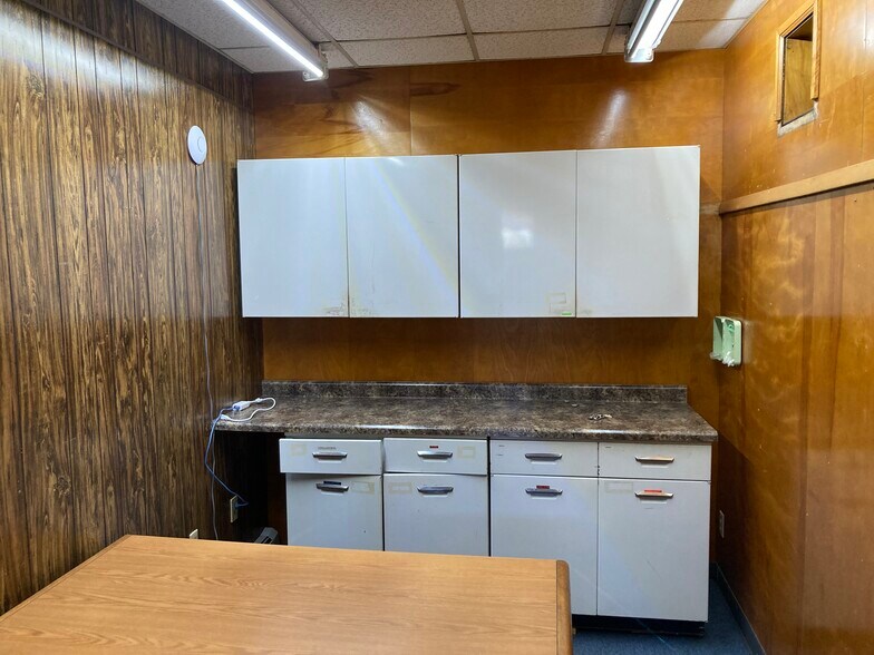 More Photos Of 429-431 Tower Ave, Superior Manufacturing For Sale