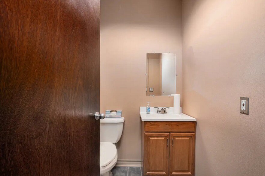 More Photos Of 124 S Nolan River Rd, Cleburne Flex For Lease