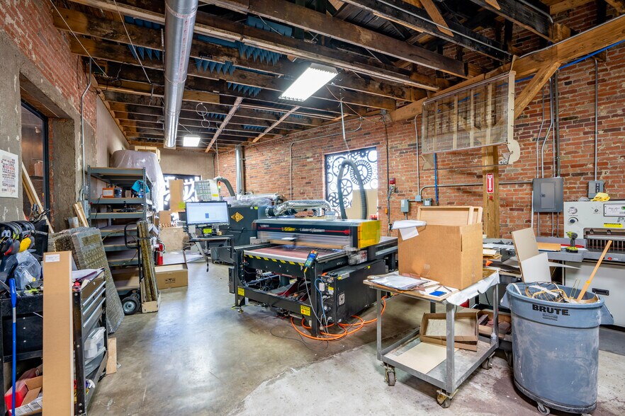 More Photos Of 2005 Wall St, Dallas Showroom For Lease