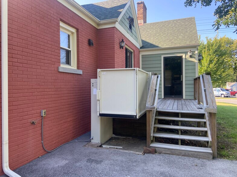 More Photos Of 1484 E Saint Louis St, Springfield Office For Sale