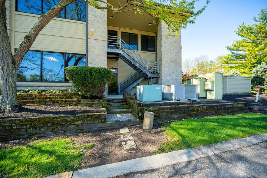 More Photos Of 7710 Olentangy River Rd, Columbus Office For Lease