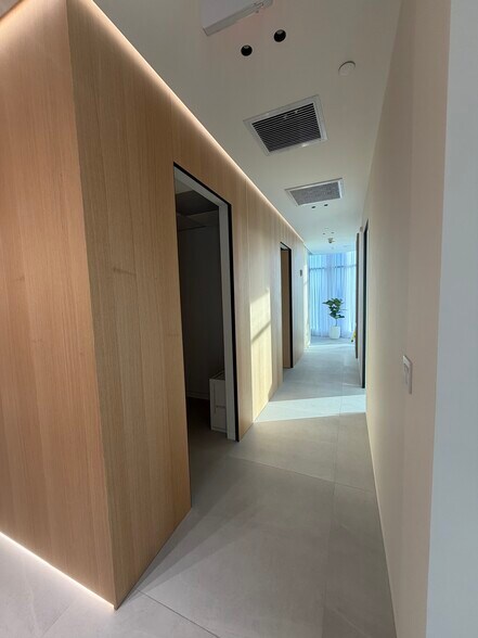 More Photos Of 800 N Federal Hwy, Hallandale Beach Office For Sale