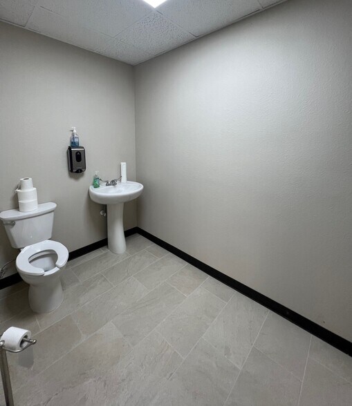 More Photos Of 8200 Windway Dr, Windcrest Medical For Lease