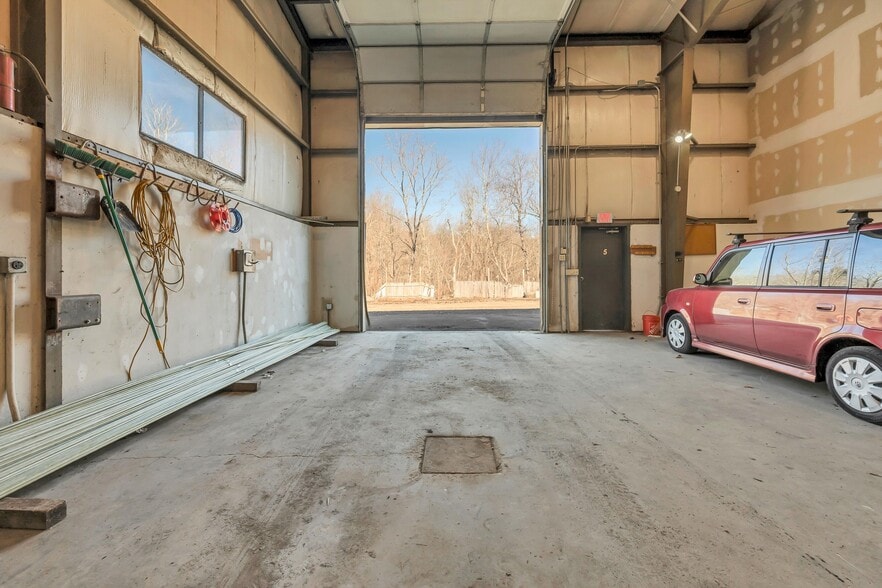 More Photos Of 8 Dunham Dr, New Fairfield Warehouse For Lease