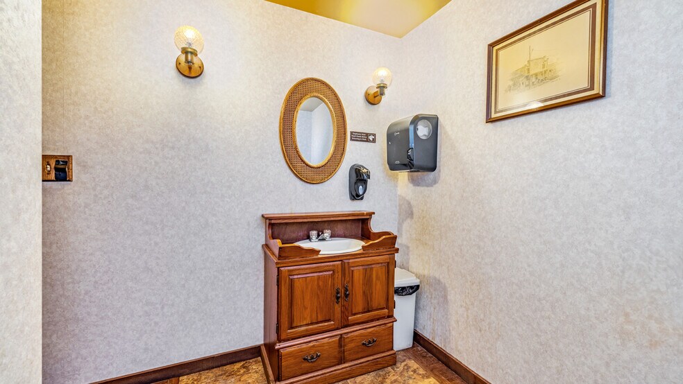 More Photos Of 1100 Vulcan St, Iron Mountain Warehouse For Sale