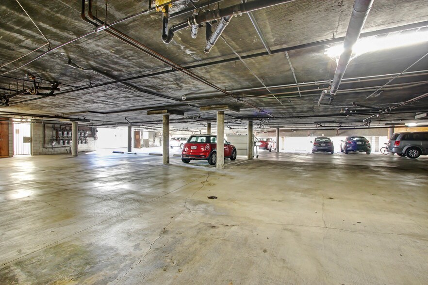 More Photos Of 2001-2005 Grismer Ave, Burbank Apartments For Sale