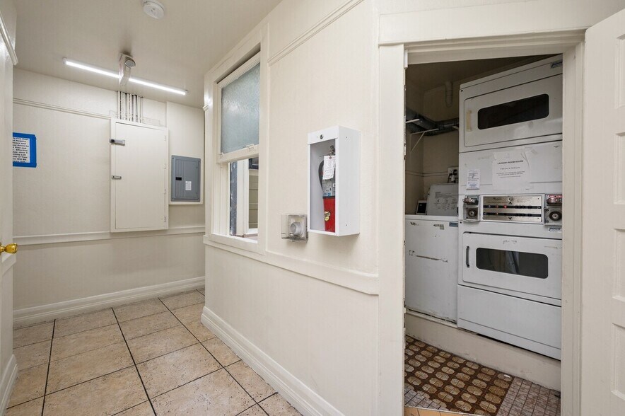 More Photos Of 709 S Centre St, San Pedro Storefront Retail Residential For Sale