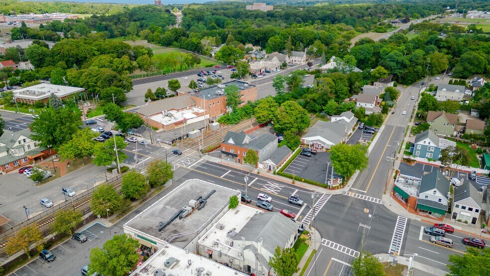 More Photos Of 21-23 Indian Head Rd, Kings Park Storefront Retail Residential For Lease