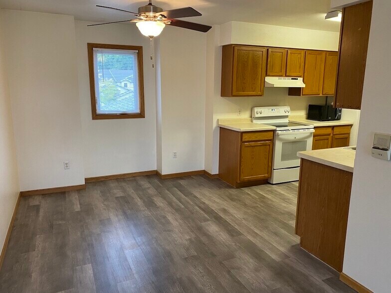 More Photos Of 517 Trail Side Dr, Deforest Apartments For Sale