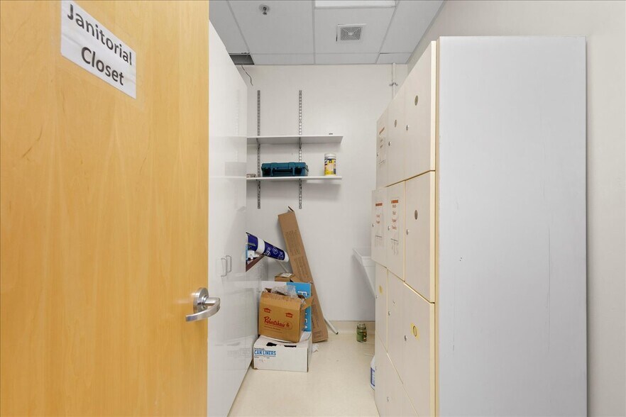 More Photos Of 482 W MacArthur Blvd, Oakland Medical For Sale