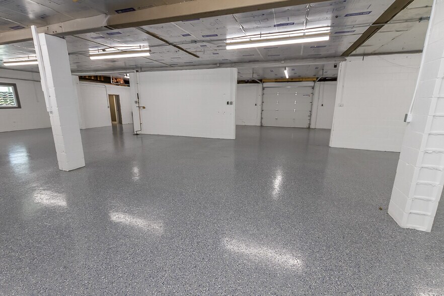 More Photos Of 925 Virginia St, Shelbyville Warehouse For Lease