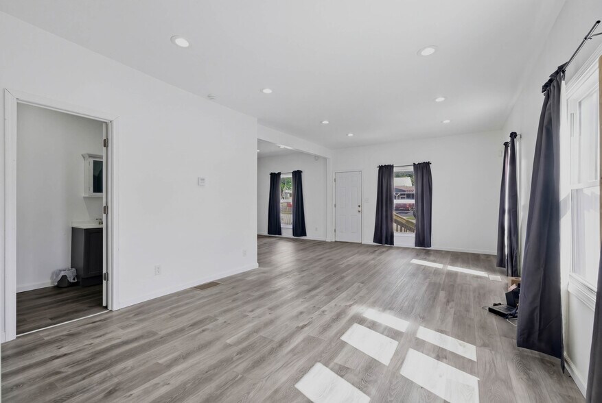 More Photos Of 307 E 23rd St S, Independence Office For Sale