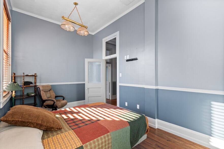 More Photos Of 2200 Union St, Bellaire Warehouse For Sale