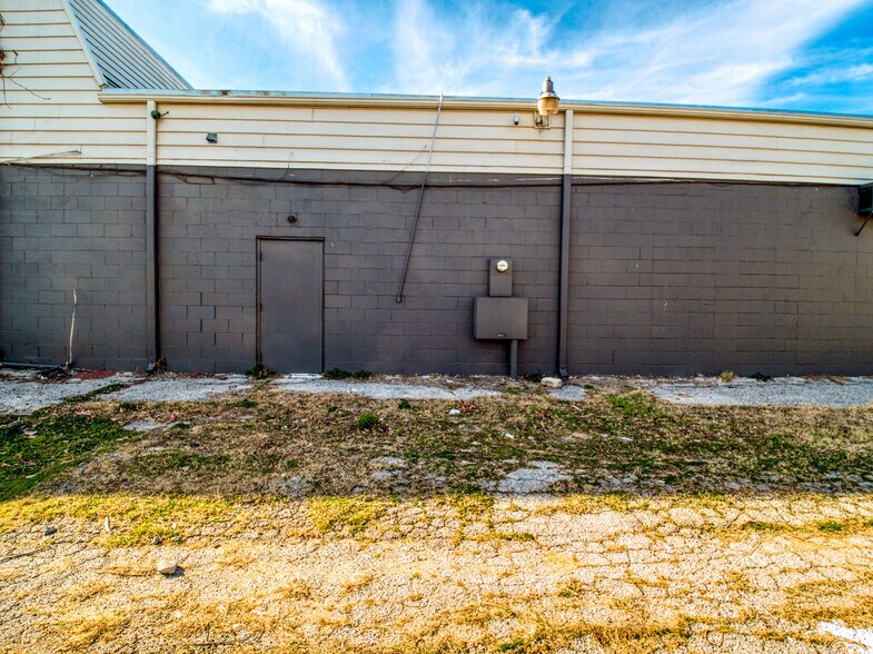 More Photos Of 2000 N MacArthur Blvd, Oklahoma City Storefront Retail Residential For Sale