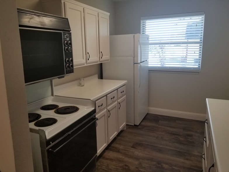 More Photos Of 200 S Main St, Rhome Religious Facility For Lease