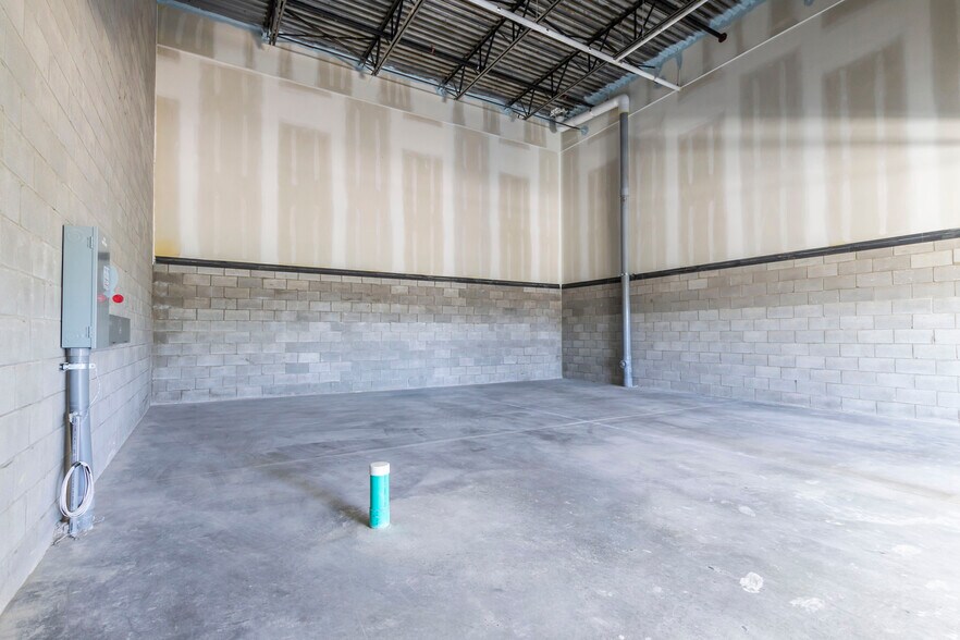 More Photos Of 585 Hanlon Creek Blvd, Guelph Showroom For Lease