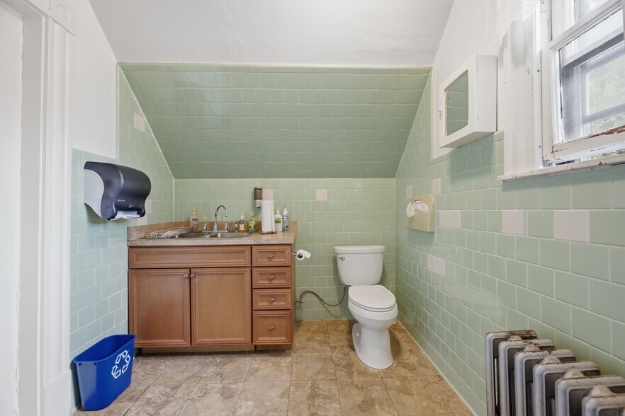 More Photos Of 1 Sylvandale Rd, Lisbon Office For Sale