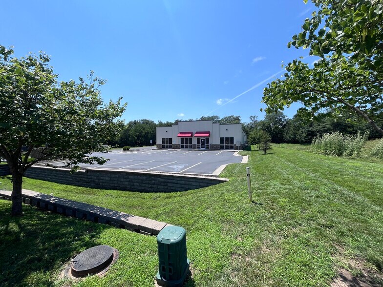 More Photos Of 8576 N Green Hills Rd, Kansas City Flex For Sale