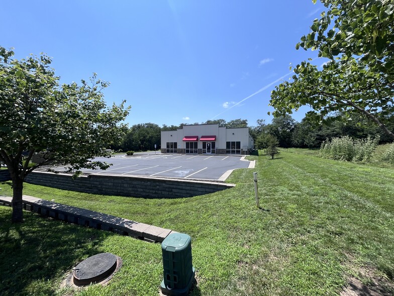 More Photos Of 8576 N Green Hills Rd, Kansas City Flex For Sale
