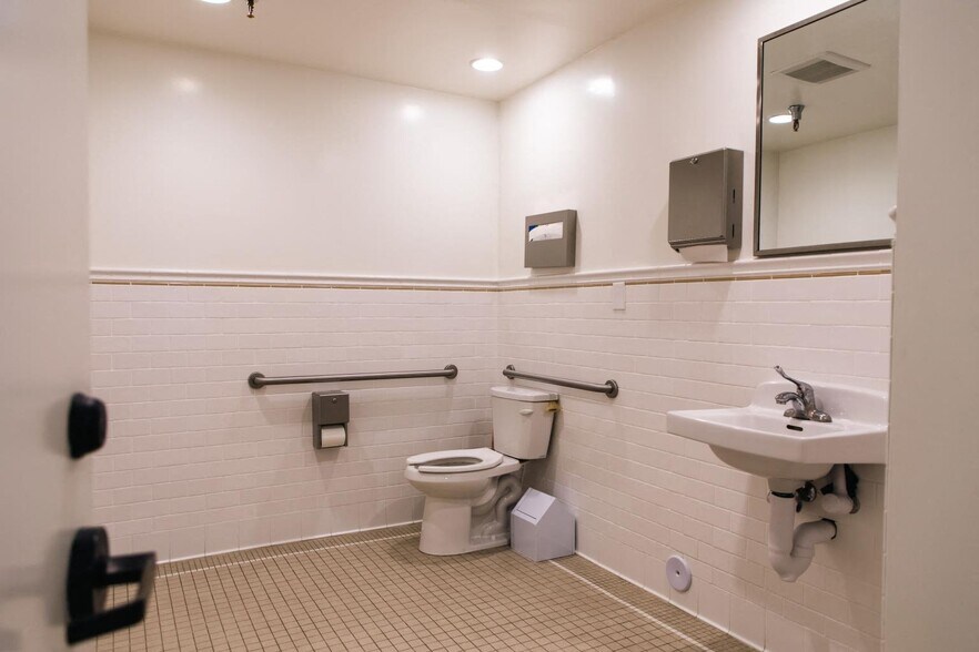 More Photos Of 300 E Santa Clara St, Ventura Medical For Lease