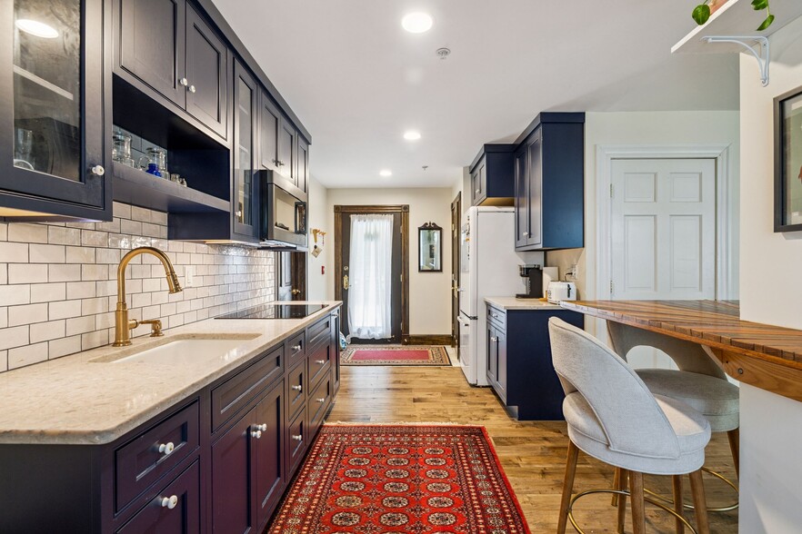 More Photos Of 41 Pleasant St, Woodstock Hospitality For Sale