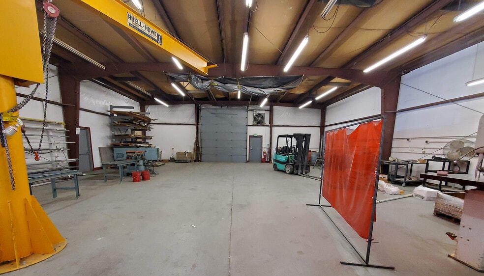 More Photos Of 2027 NW Brickyard Rd, Topeka Light Distribution For Lease