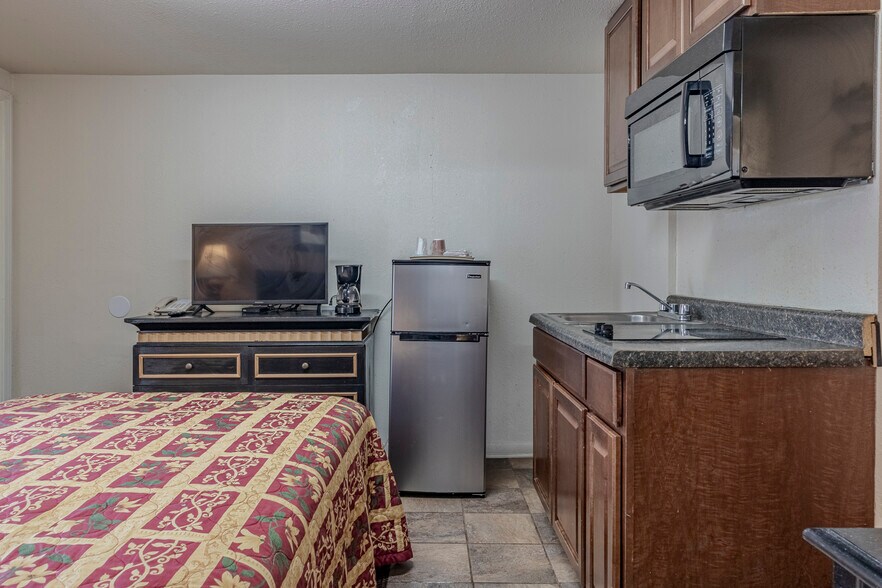 More Photos Of 820 S Washington St, Junction City Hotel For Sale