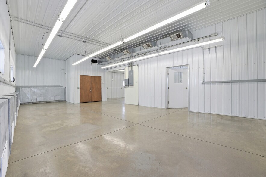 More Photos Of 15652 200th St, Hutchinson Flex For Lease