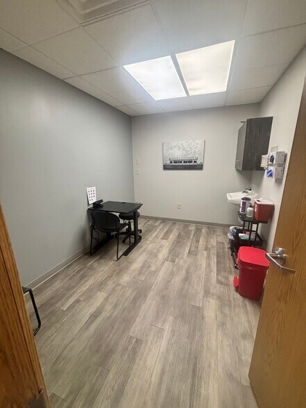 More Photos Of 737 W Green Meadows Dr, Greenfield Medical For Lease