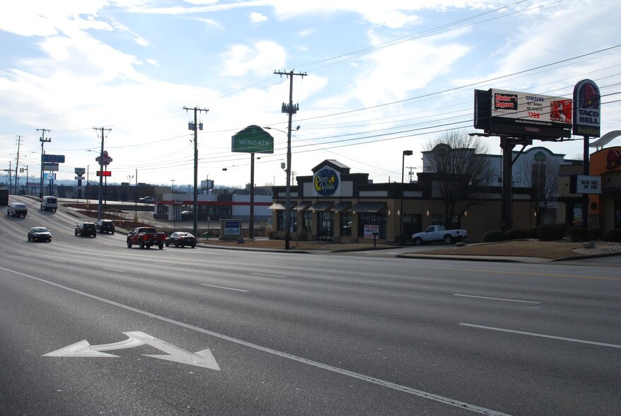 More Photos Of 7308 Shallowford Rd, Chattanooga Storefront Retail Office For Lease