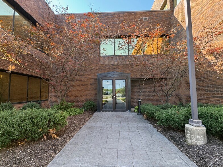 More Photos Of 4370 W 109th St, Overland Park Office For Lease