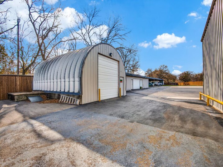 More Photos Of 708 E Hundley Dr, Lake Dallas Warehouse For Lease