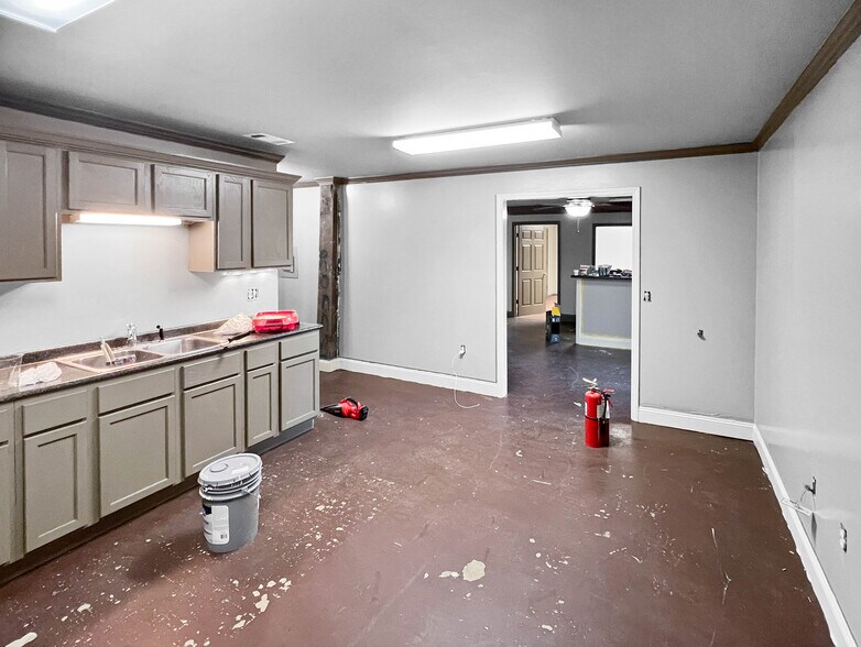 More Photos Of 2721 10th St, Northport Warehouse For Lease