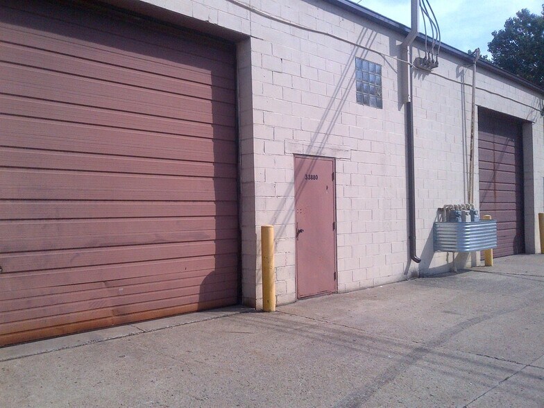 More Photos Of 33830-33890 Groesbeck Hwy, Clinton Township Warehouse For Lease