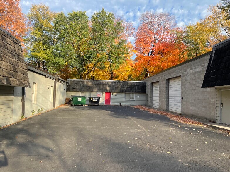 More Photos Of 21195 Minnetonka Blvd, Shorewood Manufacturing For Lease