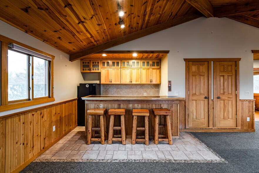 More Photos Of 1613 Chase St, La Crosse Showroom For Sale