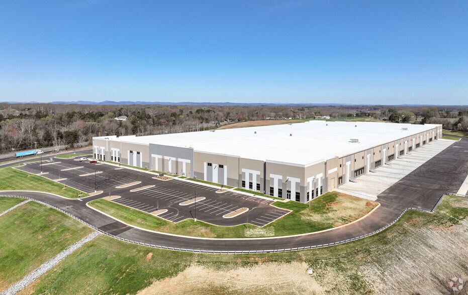 More Photos Of 136 Odessa Dr, Statesville Distribution For Lease