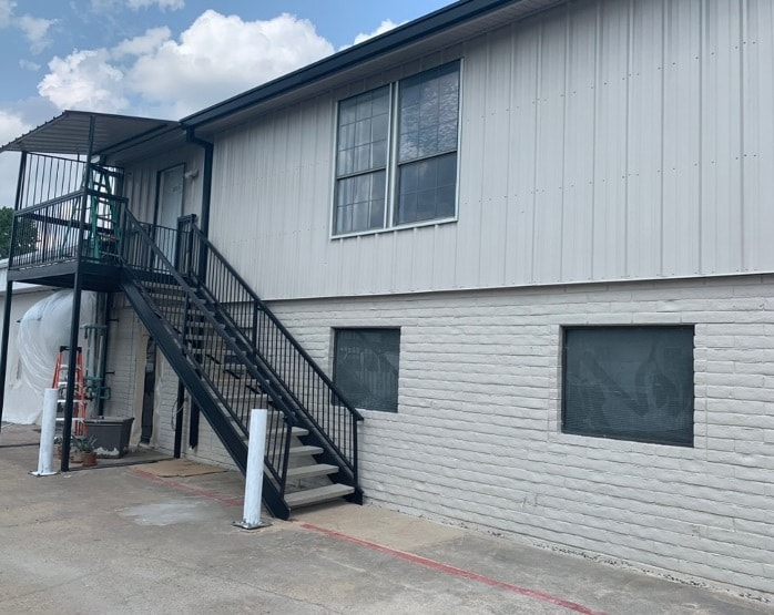 More Photos Of 2529 Merrell Rd, Dallas Light Distribution For Lease