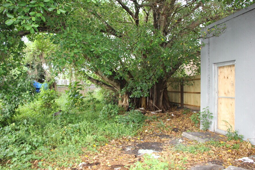 More Photos Of , North Fort Myers General Retail For Sale