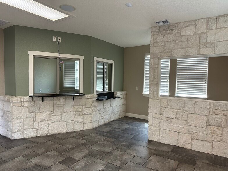 More Photos Of 1411 S Main St, Boerne Office For Sale