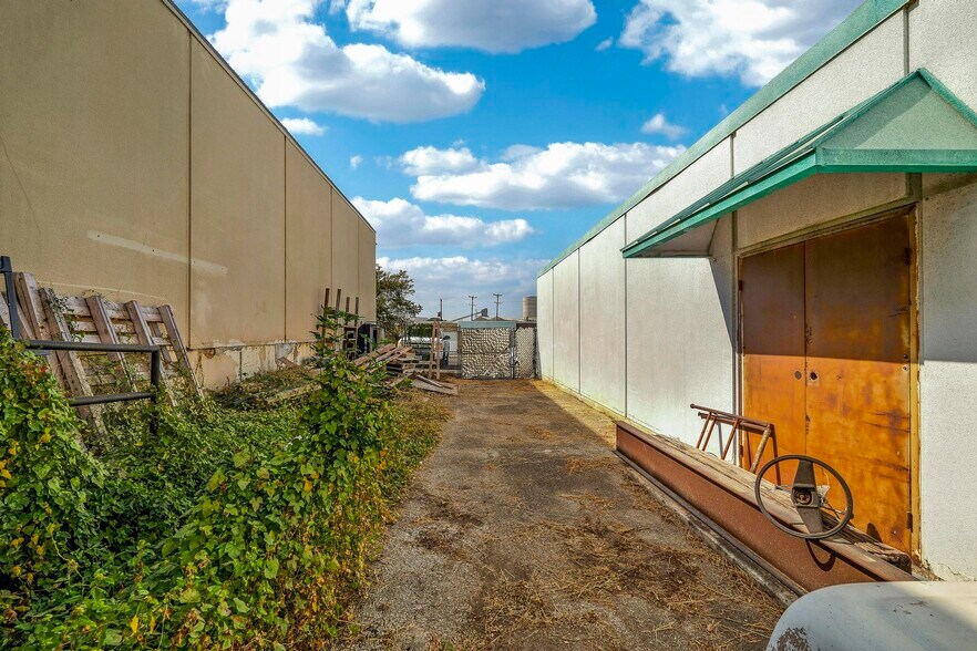 More Photos Of 11510 Nacogdoches rd, San Antonio Industrial For Sale