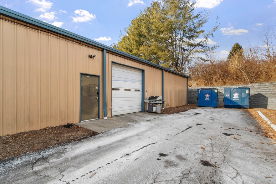 More Photos Of 41 Charlie Brown Rd, Burnsville Flex For Lease
