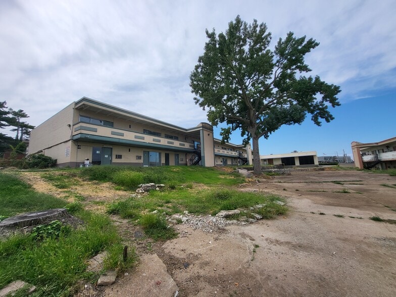 More Photos Of 7350 N Hanley Rd, Hazelwood Hotel For Sale