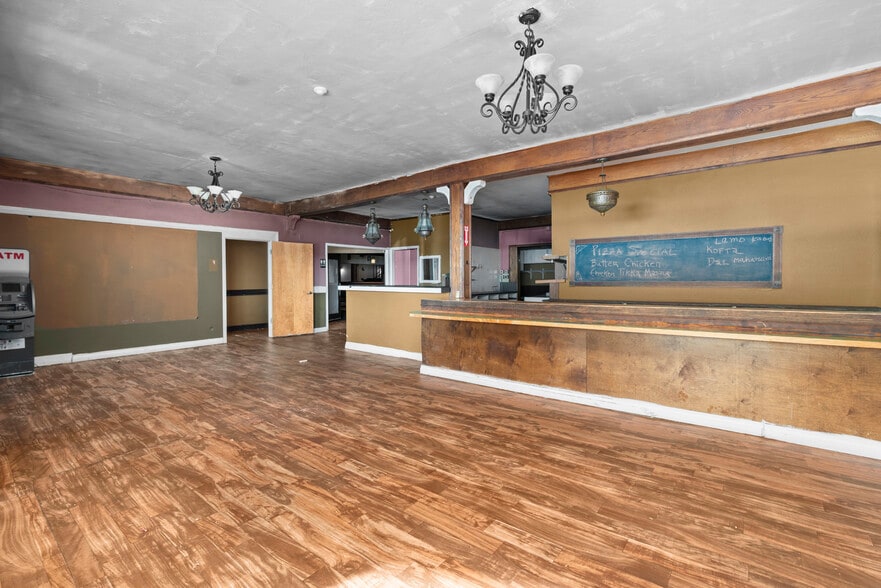 More Photos Of 930 SE Pioneer Way, Oak Harbor General Retail For Sale