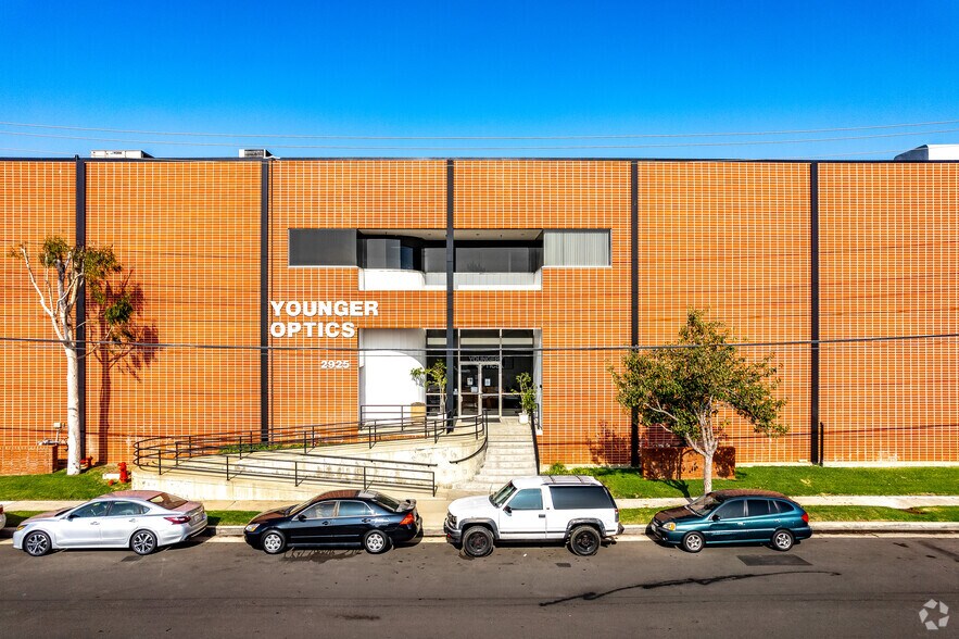 More Photos Of 2925-2931 California St, Torrance Manufacturing For Lease