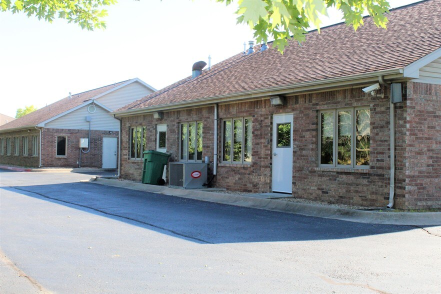 More Photos Of 304 S 20th St, Rogers Office For Sale