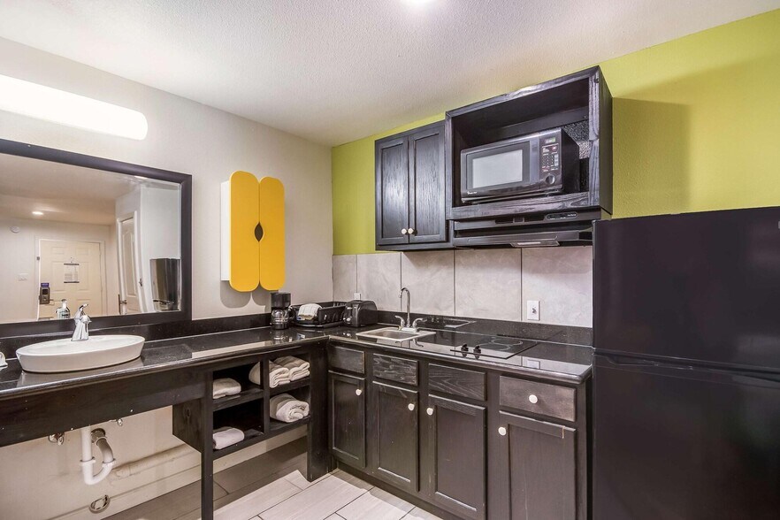 More Photos Of 613 Interstate 45 S, Huntsville Hotel For Sale