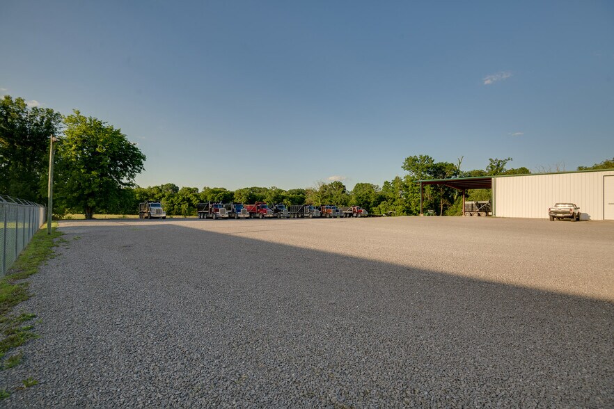 More Photos Of 2533 Highway 41A S, Shelbyville Showroom For Sale